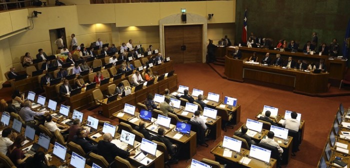 ¿Aburrido? Sorprenden a diputado viendo partido de fútbol durante interpelación a Chadwick