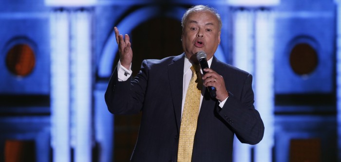 Tras demandas de paternidad: Álvaro Salas vuelve a la TV como jurado de show humorístico