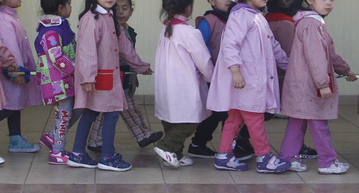 “Para los que gritan”: denuncian a tías de jardín de pegarle scotch a niños en su boca