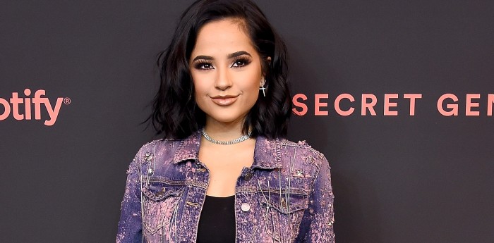 Cantante Becky G se mostró casi sin maquillaje en entrevista y fans no la reconocieron