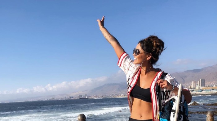 Camila Recabarren sufrió impasse con su vestuario en pleno evento: se le rajó pantalón