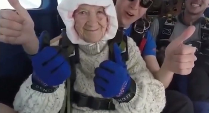 Súper abuela: el increíble registro de mujer de 102 años que saltó en paracaídas en Australia
