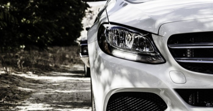 Motivada por los celos: mujer destrozó auto de expareja en Punta Arenas y grabó los daños