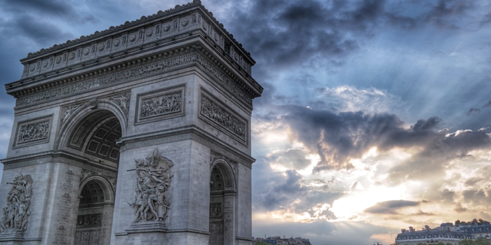 El Arco del Triunfo fue rayado con obsceno mensaje chileno durante protestas en París