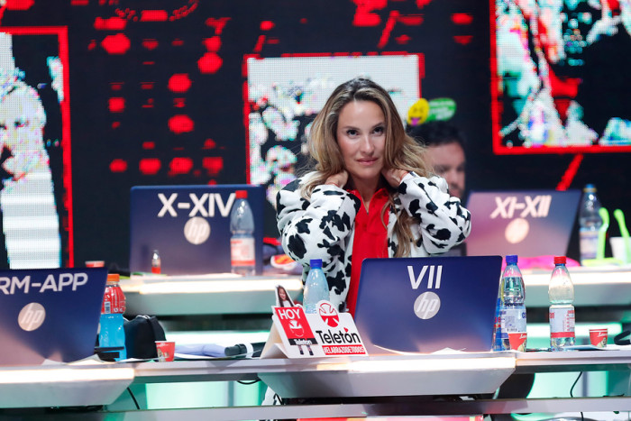 ¿Qué le pasó? Angélica Castro preocupó a televidentes tras leer cómputo con dificultad