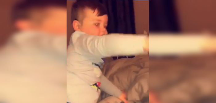 Bebé es viral por escalofriante reacción cuando le muestran imagen de su padre fallecido