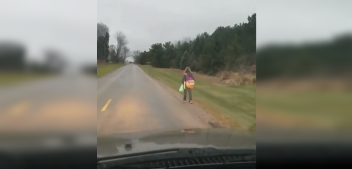 El extremo castigo de padre a su hija por hacer bullying: caminar 8 km en medio del frío