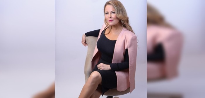 Cathy Barriga lució vestido igualito al de Melania Trump y Meghan Markle en la Teletón