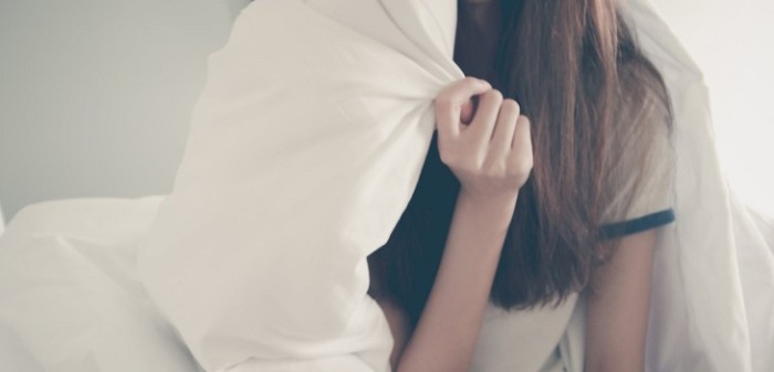 Le preparó un queque: la protesta de joven contra vecino que no la dejó dormir con ruidosa fiesta