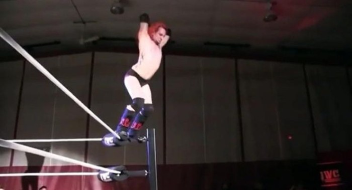 Fallido salto desde un ring terminó de horrible forma para un luchador: se fracturó el cráneo