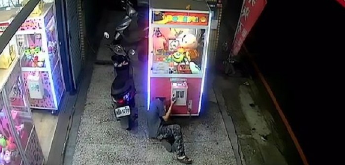 El ladrón más flexible: hombre se introduce a máquina expendedora para robar dos peluches