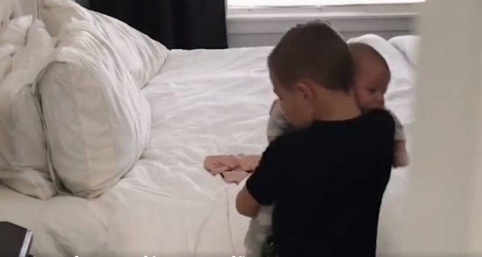 Ternura máxima: la reacción de un niño al ver a su pequeña hermana llorar se vuelve viral