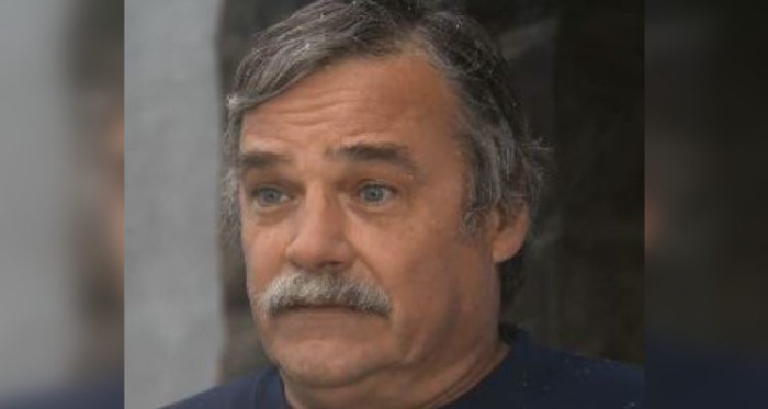 Se enojó: vecino instaló estatua con insulto tras años de espera para ampliar su casa