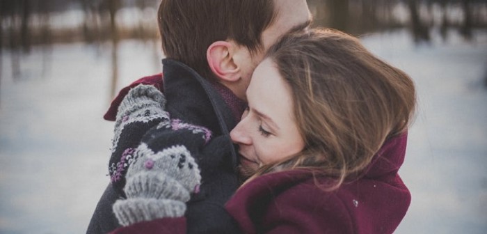 Rompió una costilla de su esposa tras darle un fuerte abrazo y sin querer le salvó la vida