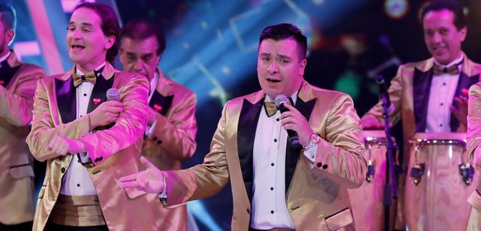 Energía de sobra: intérprete de lengua de señas lo dio todo en show de la Sonora Palacios