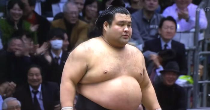 Estrella de sumo se vuelve viral por su inusual y veloz forma de firmar autógrafos