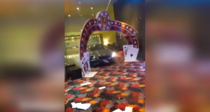 Difunden video del momento en que furioso conductor irrumpe dentro del casino de Talca con su auto