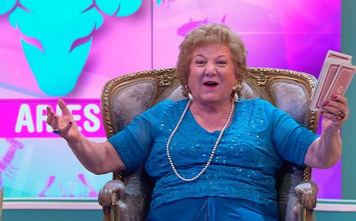 Tía Yoli recrea popular viral como ritual de buenas energías para el 2019