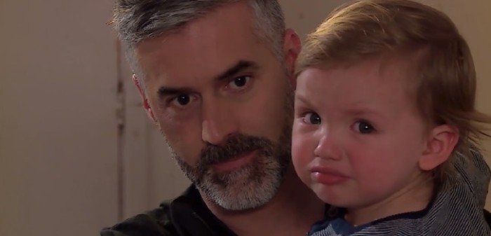 Televidentes lapidan escena de Leonardo metiendo a un bolso a Tomasito en Verdades Ocultas