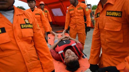 Los impactantes videos que dejó el tsunami en Indonesia: van 20 muertos y más de 100 heridos