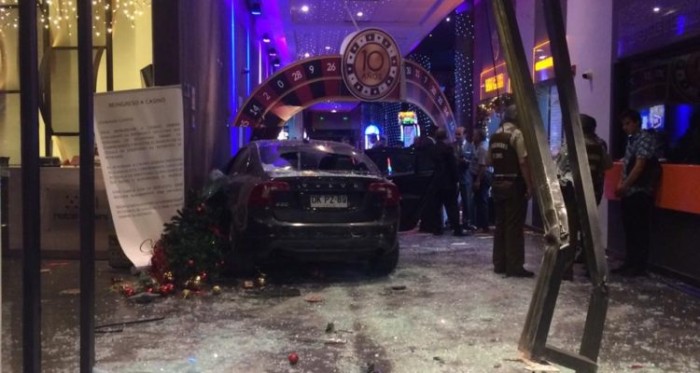 Furiosa salida de un padre y su hijo: impactaron su auto contra el frontis del Casino de Talca