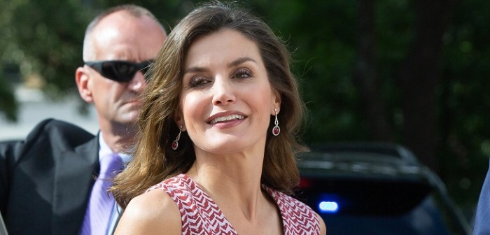 La sencilla chaqueta de la reina Letizia que causa furor y que podrías conseguir por 60 mil pesos