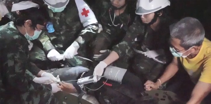 ¿No fue como todos creían? Niños rescatados de cueva en Tailandia habrían sido sedados para sacarlos