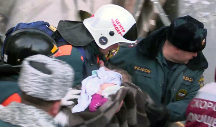 Socorristas rescatan a bebé que sobrevivió 35 horas bajo los escombros de una explosión en Rusia