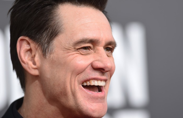 Jim Carrey se roba las miradas tras aparecer con nueva pareja en alfombra roja de los Globos de Oro