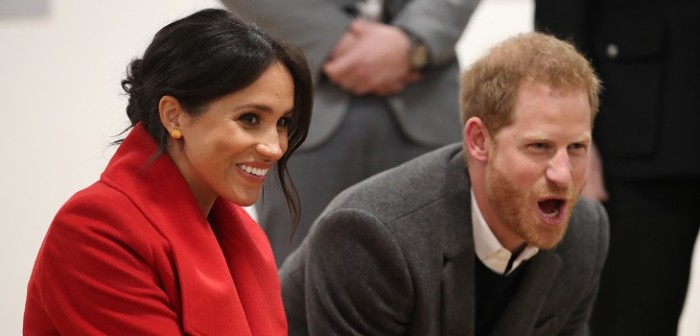 El tierno gesto del príncipe Harry con niña pelirroja como él que lo esperaba con singular cartel