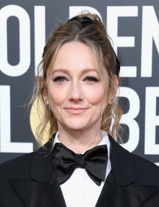 Rompiendo todas las reglas: actriz Judy Greer viste elegante esmoquin masculino en los Globos de Oro