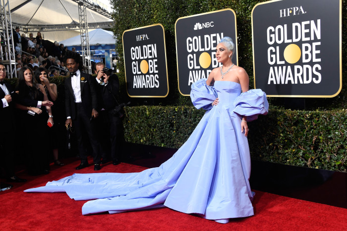 Lady Gaga brilló en alfombra roja de los Globos de Oro con extravagante look: combinó hasta el pelo