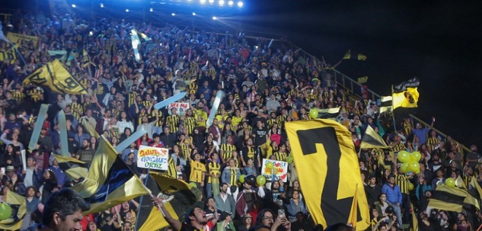 ¿Hinchas del Vial? La verdad tras camisetas de negro y amarillo que llamaron la atención en Olmué