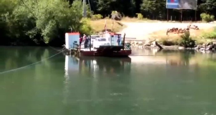 Indignante situación: vecinos denuncian que deben tirar de una cuerda para poder cruzar río Palena