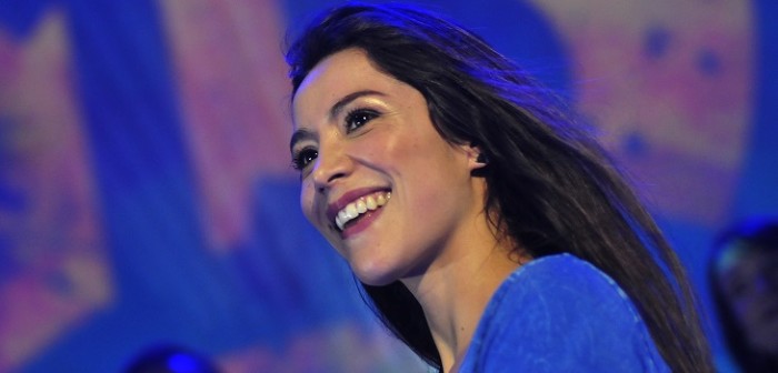 A Loreto Aravena la pilló el sismo en plena actuación: mientras evacuaba la gente le pedía selfies