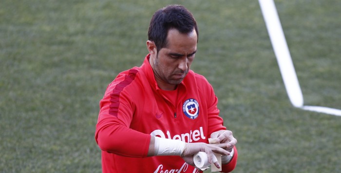 Se complica su retorno a la 'Roja': infección de Claudio Bravo le impediría estar en Copa América