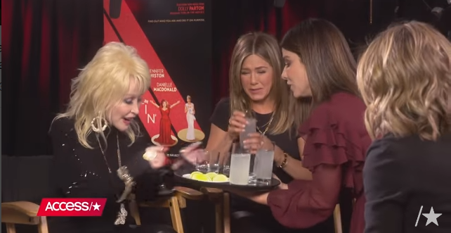 Jennifer Aniston y Sandra Bullock protagonizan inesperado piquito durante entrevista