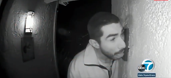 Policía busca a hombre que lamió timbre de casa por tres horas, orinó antejardín y se robó un cable