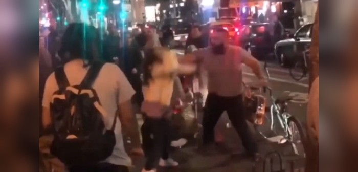 Registran brutal golpiza callejera de hombre a dos mujeres: difundieron video para hallar al agresor