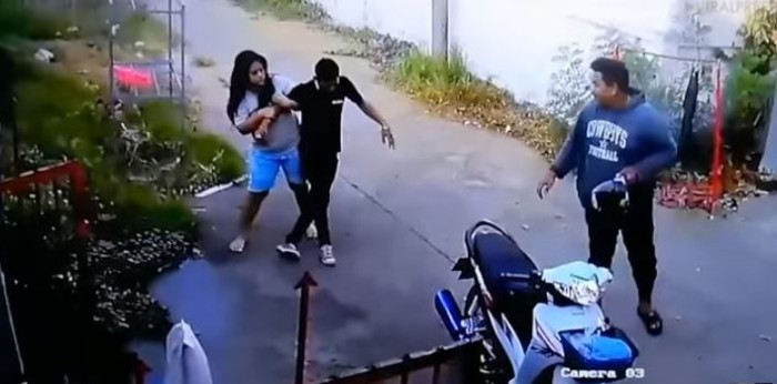 Mujer cargó a su marido hasta la cama tras llegar borracho a su casa y el video se hizo viral