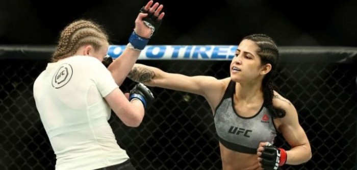 Luchadora de MMA reduce a golpes a ladrón que le intentó robar celular