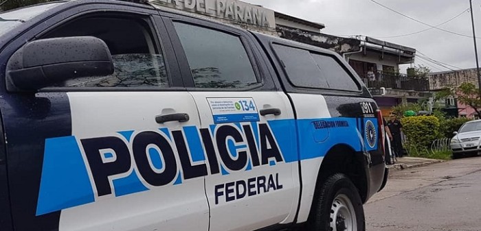 Hombre sorprendió a su esposa con otro al interior de un vehículo en Argentina: baleó al amante