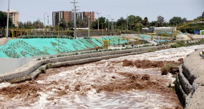 Encuentran cuerpo de hombre que saltó al Río Loa para rescatar a sobrina: niña sigue desaparecida