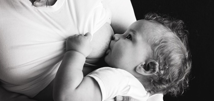 Tres posturas y cinco aspectos que deberías considerar a la hora de dar pecho a tu bebé