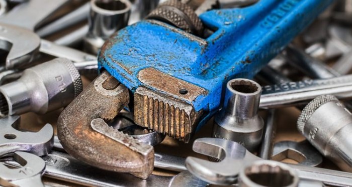 Hombre que revisaba falla mecánica murió aplastado por taxibús en Coronel