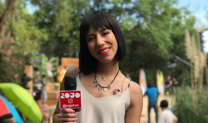 Carla Costa cayó en típica broma cuando leía comentarios durante Facebook Live de Rojo