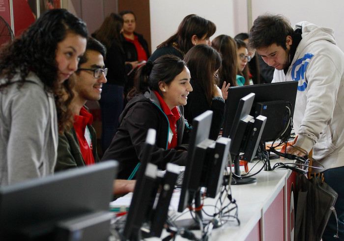 Sueldos sobre $1 millón al 5° año de titulación: las 20 carreras cortas mejor pagadas en Chile