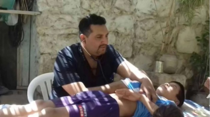 Consulta bajo un árbol: la historia del pediatra que atiende gratis a pacientes de escasos recursos