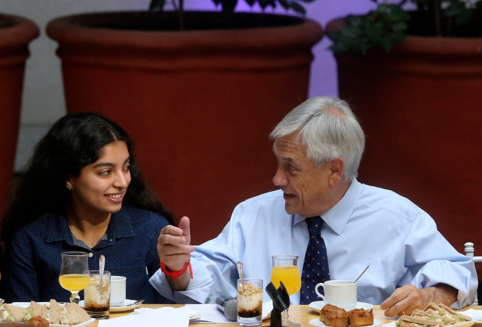 Piñera sufrió fail en desayuno con puntajes nacionales: citó a Borges en poema que no es suyo