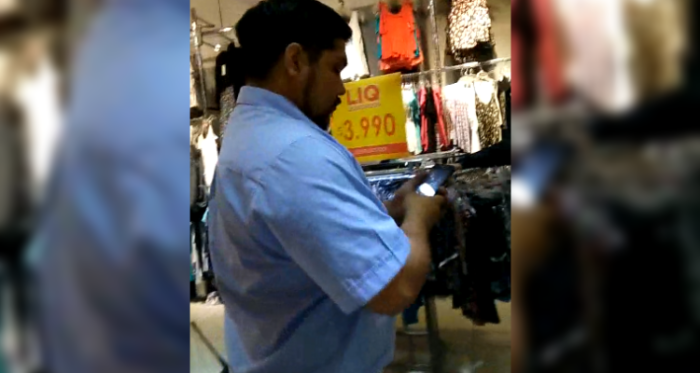 Tenía más de 60 videos: guardia de tienda es sorprendido grabando en los probadores de mujeres